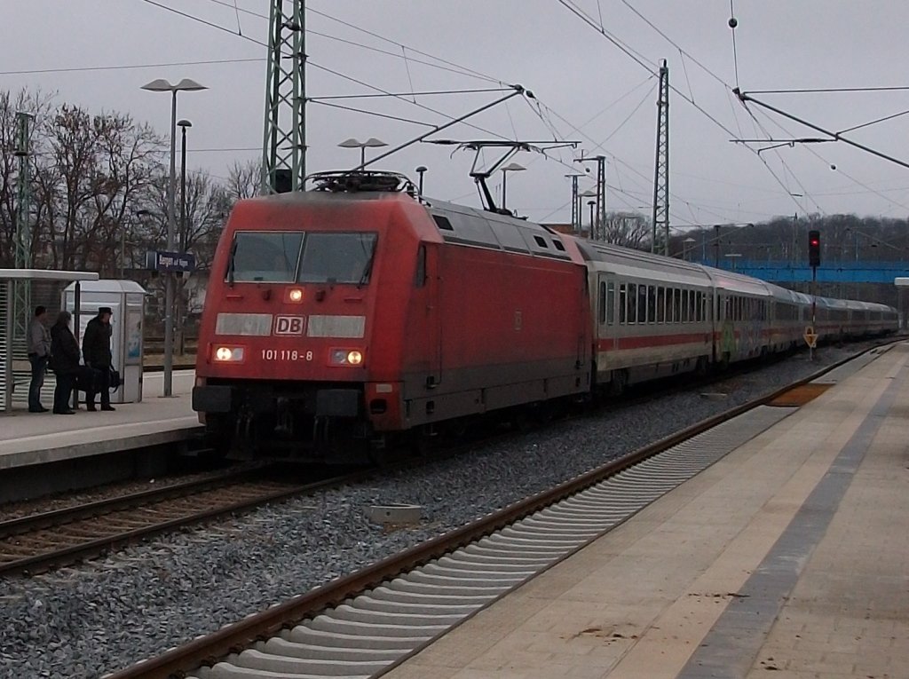Einfahrt IC 2213 Binz-Stuttgart gezogen von 101 118 am 21.Januar 2011 in Bergen/R�gen.
