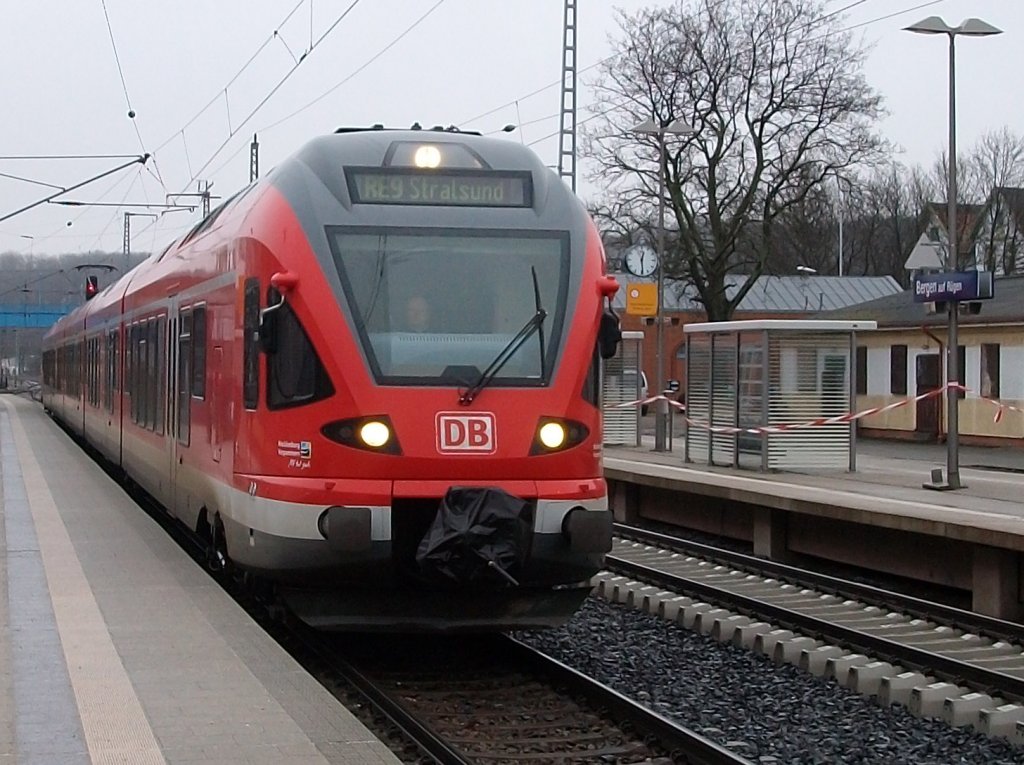 Einfahrt von RE 13026 aus Binz nach Stralsund am 25.Januar 2011 in Bergen/R�gen,der von 429 027 gefahren wurde.