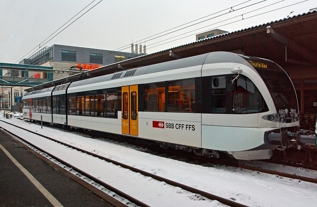 Elektrischer Stadler Gelenktriebwagen GTW 2/6 (RABe 526 740-6) der THURBO AG am 08.12.2012 im Bahnhof Konstanz.
Techn. Daten:
Achsanordnung  2‘ Bo 2‘ > Fahrzeugbreite 3.000 mm > Eigengewicht 63 t > Lnge ber Kupplung (automatische Kupplung) 39.400 mm > Max Leistung am Rad 1‘100 kW > Hchstgeschwindigkeit 140 km/h
