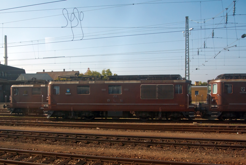 Elektroloks Re 4/4 (Re 425) der BLS abgestellt am 30.09.2011 in Basel Bad Bahnhof. Fotografiert aus einem fahrenden ICE.