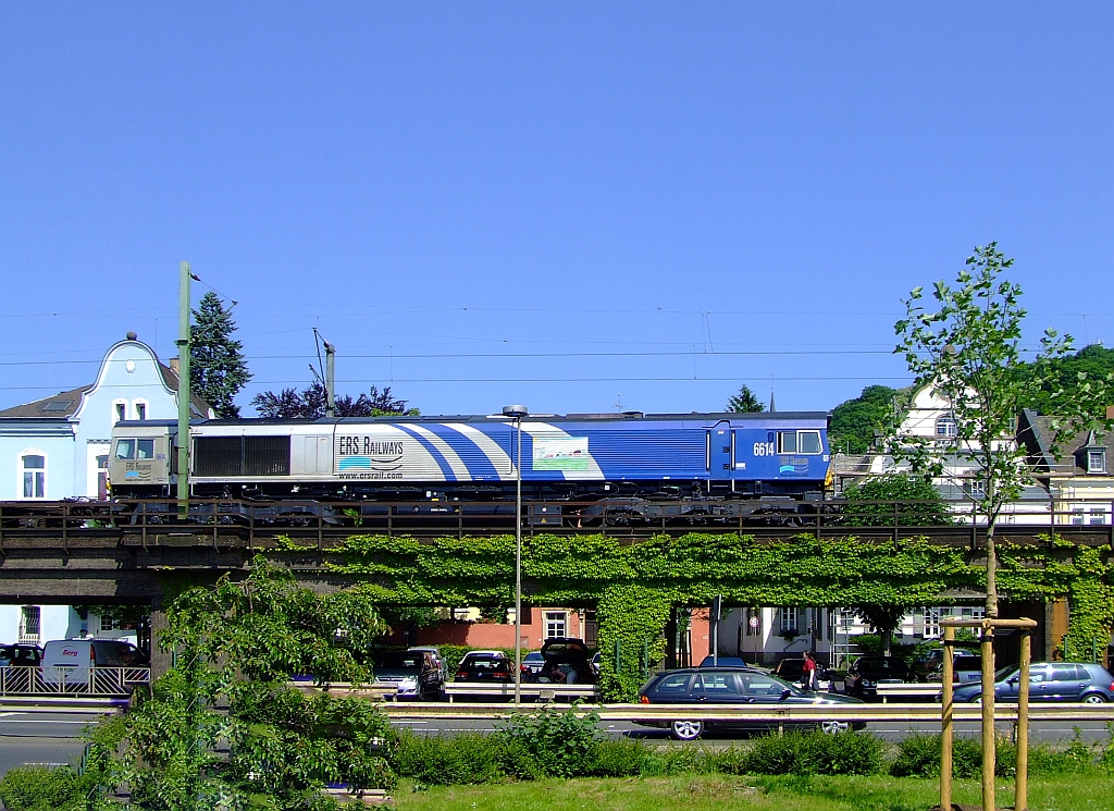 ERS Rail Lok 6614 eine Electro-Motive Diesel (EMD) JT42CWR (auch Bekannter als Class 66) am 24.05.2009 in Linz am Rhein. Die Bezeichnung Class 66 ist auf britischen Baureihennummer 66 zurckzufhren, da die amerikanisch Loks zuerst fr den britischen Markt bestimmt waren. Die sechs-achsigen Loks haben eine Leistung von 3245 PS und haben eine Hchstgeschwindigkeit von max. 120 km/h.