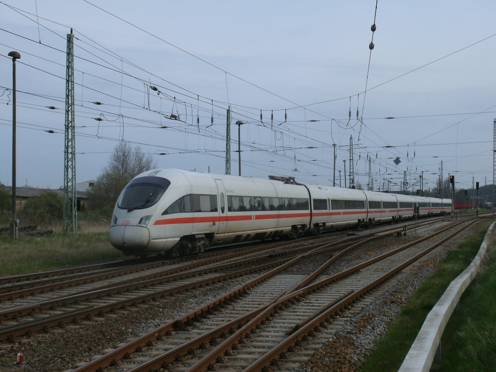 Ersatzzug 2513 Binz-Rostock,gefahren,am 28.April 2012,von 411 080-5,beim Verlassen von Bergen/R�gen.