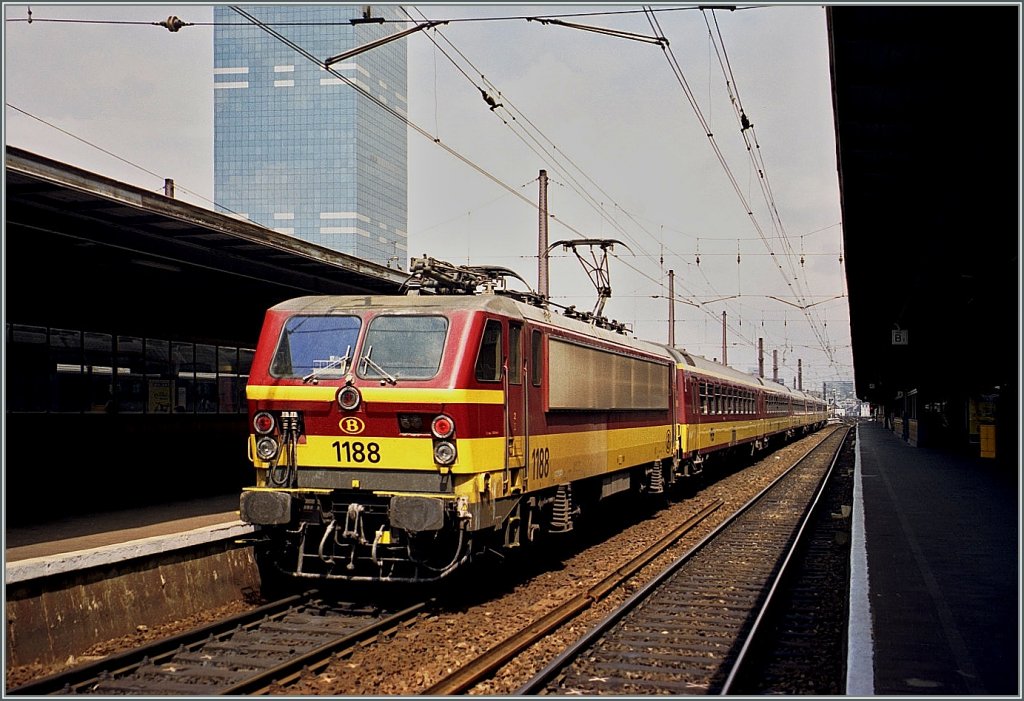 Es war einmal...
...zwar kein Mrchen aber vielleicht bald wieder Wirklichkeit: die von den Kunden so sehr geliebten wie genutzten Benelux IC werden wohl bald wieder fahren. Hier ein Bild der SNCB 1188 mit eine NS Wagensatz in Bruxelles Midi vom Sommer 2004. 
(Analoges Bild ab CD)