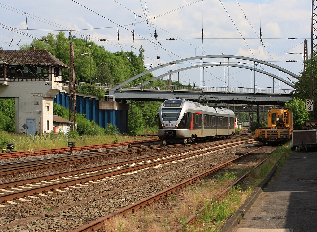 ET 22 003(2-teiliger Stadler Flirt) der Abellio Rail NRW fhrt am 04.06.2011 kurz vor dem Bf Kreuztal. Er fhrt die Strecke Siegen-Hagen (RB 91 Ruhr-Sieg-Bahn). 