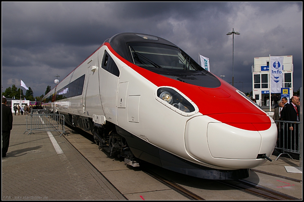 ETR 610 114-6 pr�sentiert sich im neuen Farbschema der SSB in rot-wei� mit seiner Neigetechnik auf der Messe (NVR-Nummer 93 85 5610 114-6 CH-CIS I-TI, INNOTRANS 2010 Berlin 21.09.2010)