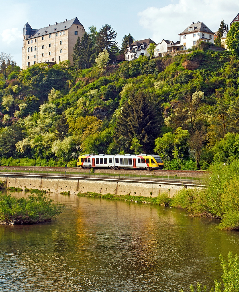 Etwas dunkler als die BB-Version....

Ein LINT 41 der HLB (Hessische Landesbahn) fhrt am 05.05.2013 bei Runkel entlang der Lahn, auf der KBS 625 - Untere Lahntalbahn. 
Er kommt von Limburg und erreicht gleich den Bahnhof Runkel. 
Oben die Burg Schadeck. 