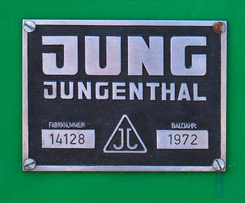 (Fabrikschild) Typenschild der Jung 14128:
Heute die D8 der der Brohltal Eisenbahn (BE), hier am 18.08.2011 in Brohl-Ltzing