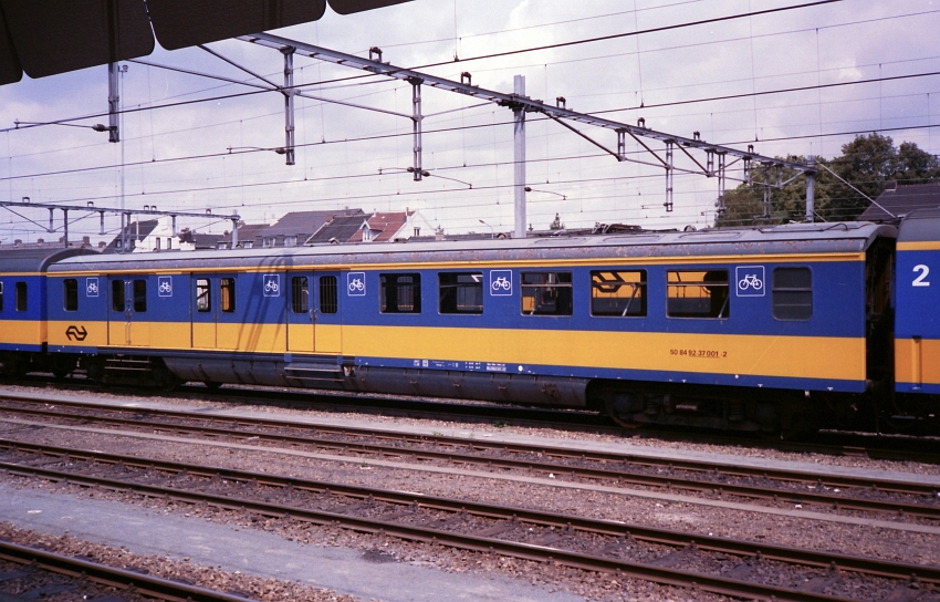 Fahrradwagen (ex-Postwagen) Plan L fotografiert in Maastricht, Niederlande August 1990.