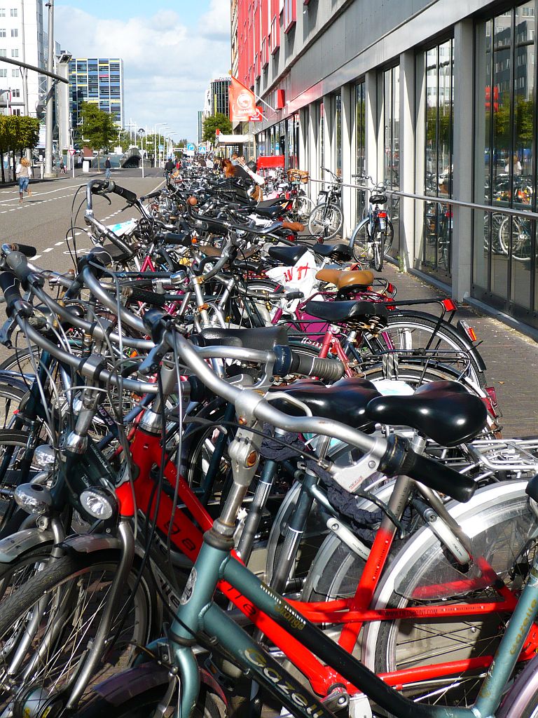 Fahrrder Stationsplein, Leiden 29-09-2012.

Fietsen Stationsplein, Leiden 29-09-2012.