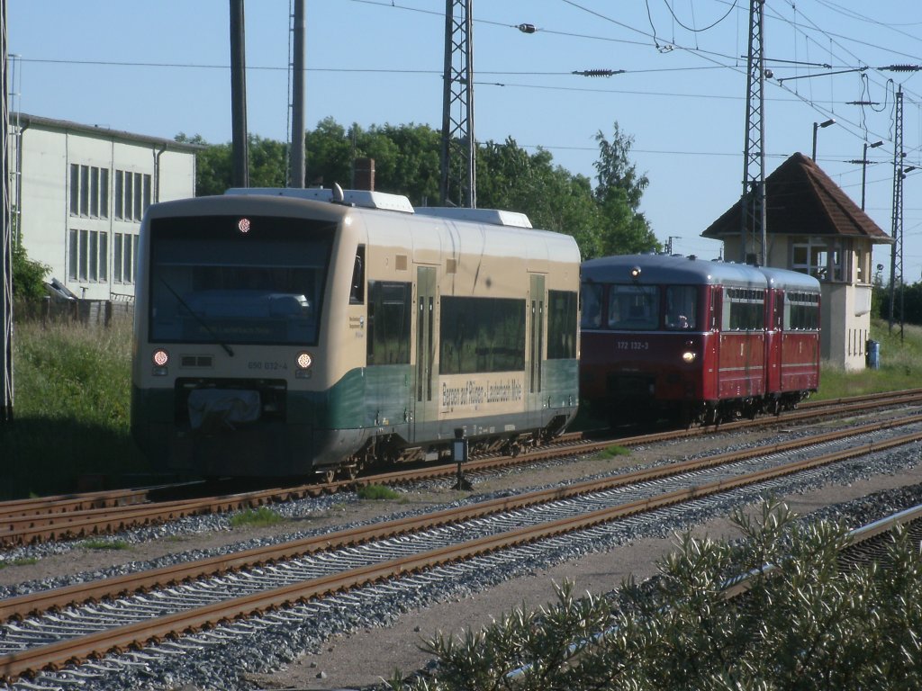 Fahrzeugwechsel in Bergen/R�gen am 03.Juni 2011.Stammtriebwagen 650 032 fuhr zum Bahnsteig,w�hrend die Ferkeltaxe 172 132/171 in Bergen/R�gen blieb.