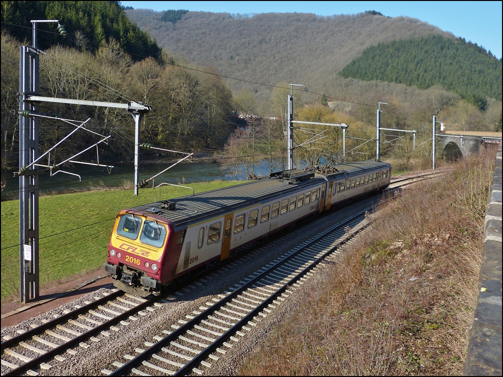 Fast frhlingshaft zeigte sich die Landschaft in Goebelsmhle am 18.02.2013, als der Triebzug Z 2016 langsam ber das Ausweichgleis fuhr, um einen Gegenzug abzuwarten. (Jeanny)