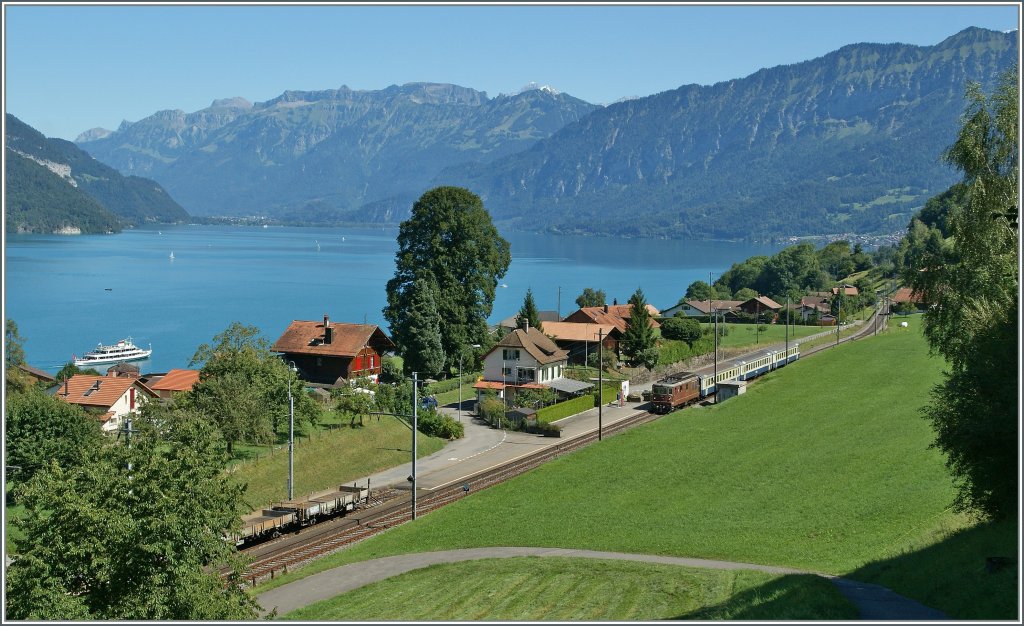 Fehlt noch ein Bus, sonst wren hier alle V-Transportmittel von Faulensee zu sehen...
Doch zum Thema: BLS Re 4/4 mit einem Regionalzug von Interlaken nach Spiez beim Halt in Faulensee.
27. Aug. 2012  