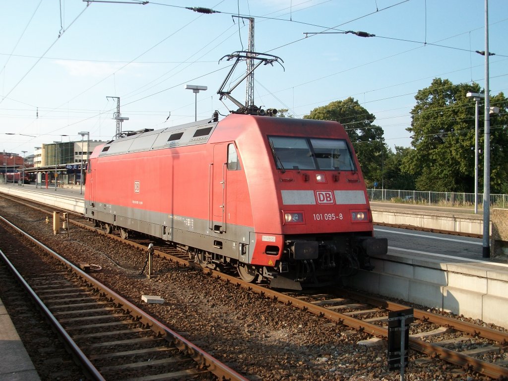 Feierabend f�r 101 095 am 31.Juli 2010 in Stralsund als Sie den EC 378 Wien-Binz an 115 509 �bergab.