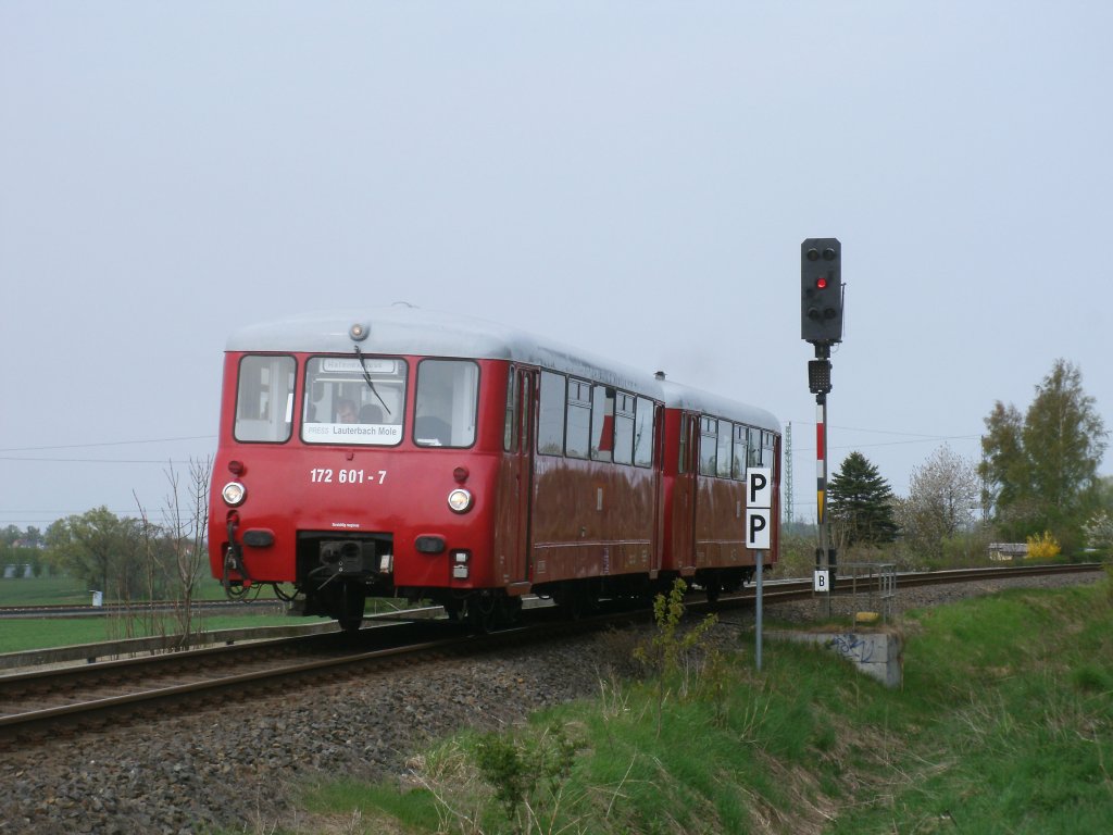 Ferkeltaxe 172 601/001 fuhr,am 28.April 2011,am Einfahrsignal  B  von Bergen/R�gen,nach Lauterbach Mole.