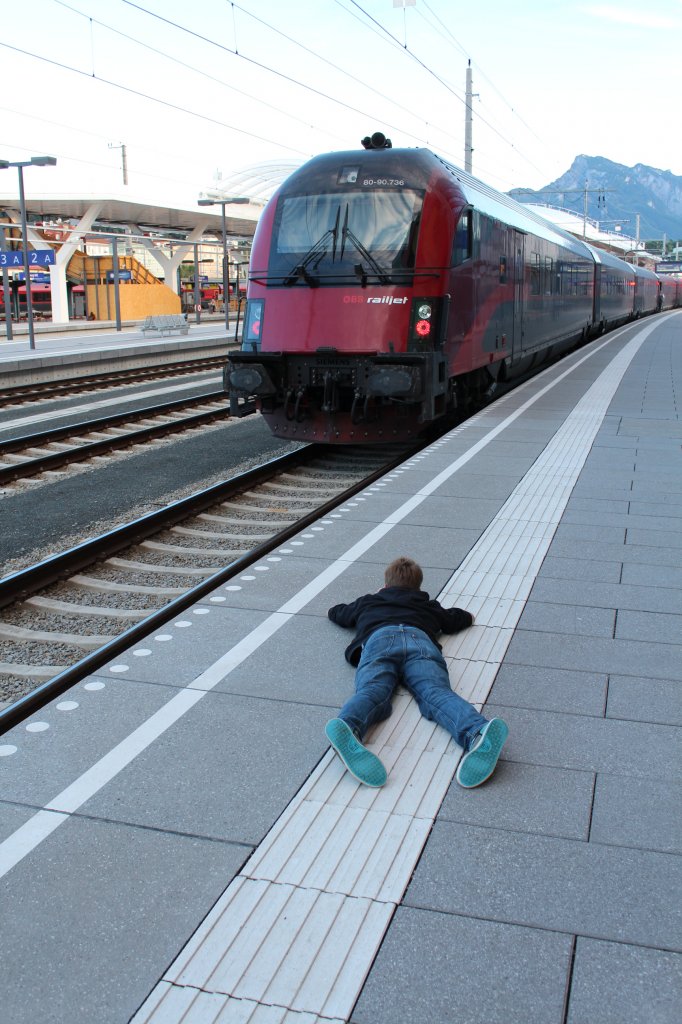F�r ein gutes Foto ist ihm nichts zu bl�d. Markus beim Bahnsteig reinigen am 13. Juli 2012 im Salzburger Hauptbahnhof.