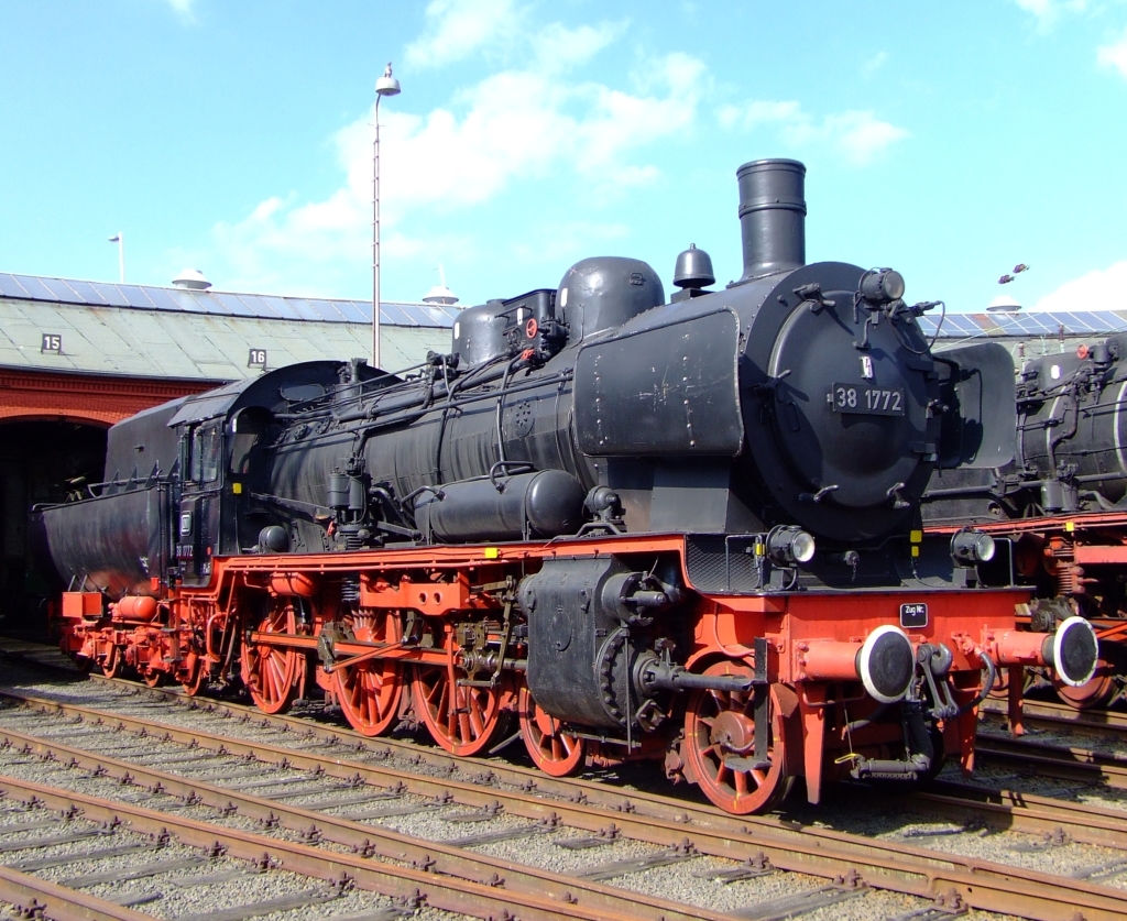 Fr Stefan der wie ich in die P8 verliebt ist: Die 38 1774, ex. 038 772-0 (ex P8 2459 Knigsberg) im Sdwestflische Eisenbahnmuseum, Siegen am 04.09.2010. Die Lok wurde am 05.12.1974 als letzte P8 der DB abgestellt. Dis in die 90er Jahre fuhr sie noch fr die Eisenbahnfreunde Betzdorf, nach einem Unfall ist sie ein nicht betriebsfhiges Ausstellungsstck, langfristig Aufarbeitung geplant.