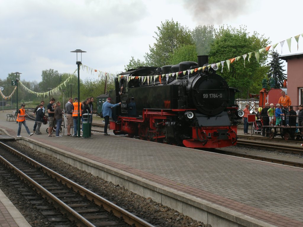 Gegen einen kleinen Geldbetrag bestand die M�glichkeit,beim Bahnhofsfest,auf dem F�hrerstand von 99 1784 in Putbus mitzufahren.Aufnahme vom 12.Mai 2013.