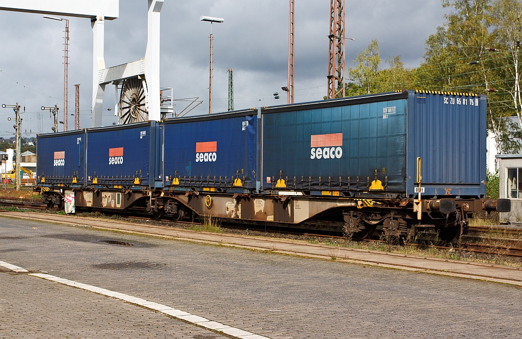 Gelenkwagen mit 6 Radstzen fr Grocontainer und Wechselbehlter Sggmrs 104 (Nr. 33 68 495 3 983 6) der AAE Cargo AG (CH), eingestellt in Deutschland. Hier am 08.10.2011 abgestellt in Kreuztal.