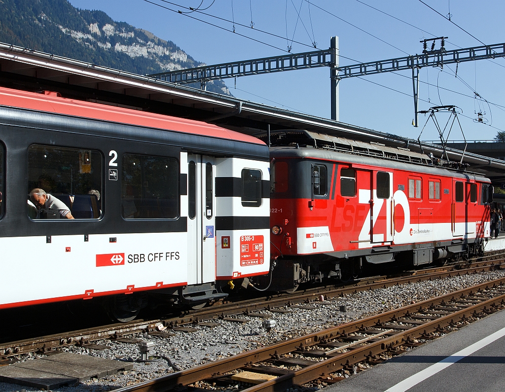 Gepcktriebwagen De 110 022-1 der ZB (ehem. LSE Luzern-Stans-Engelberg-Bahn) mit Regionalzug am 02.10.2011 im Bahnhof Interlaken Ost.