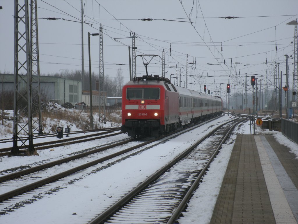 Gleich mit zwei 120er bespannt ist der nur Sonnabend`s fahrende IC 2357 Leipzig-Binz.Hier ist die Zuglok im Abschnitt Stralsund-Binz 120 151-6 die,am 16.Februar 2013,Bergen/R�gen erreichte.