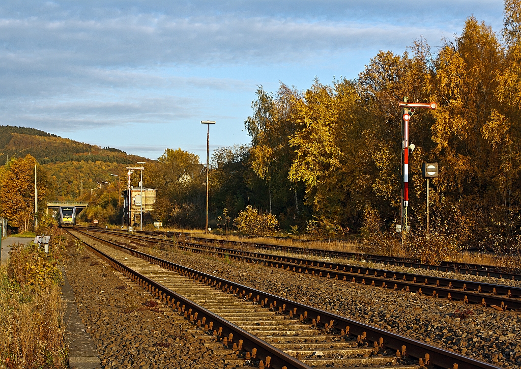 GTW 2/6 der Hellertalbahn kommt am 28.10.2011 von Neunkirchen und passiert das Stellwerk Herdorf Ost (Ho). Nach kommt ca. 500 m ist der Halt am Bahnhof Herdorf, danach geht es weiter in Richtung Betzdorf.