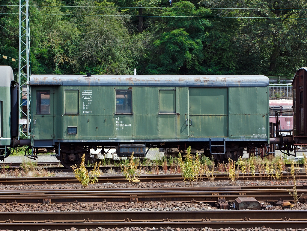 Gterzug Gepckwagen Pwgs 41 (ex DB 42 80 950 6644-8),abgestellt am 04.07.2012 in Linz am Rhein.