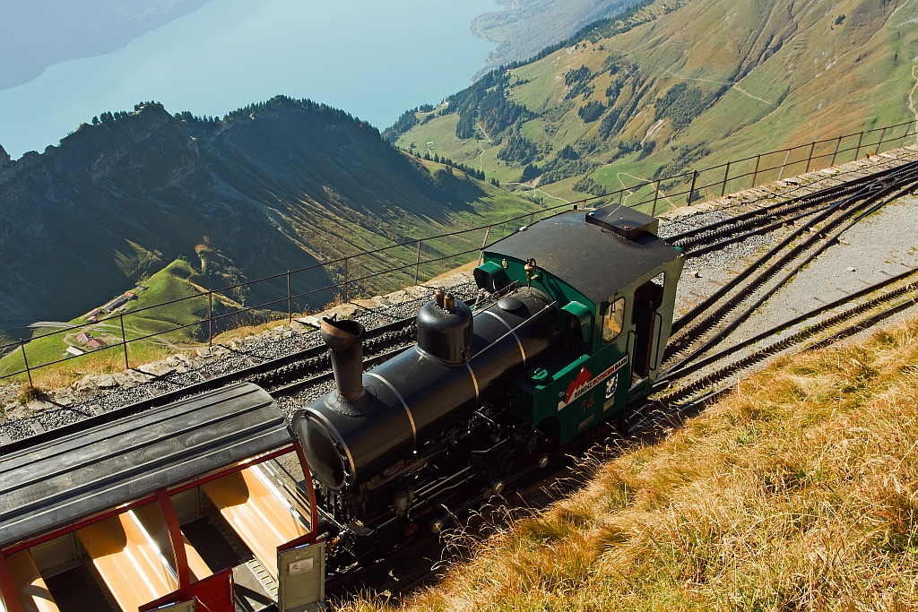 Gut zu erkennen sind die 1.678 Meter Hhendifferenz, die die Heizl befeuerten BRB Lok 14 bewltigt hat, und nun auf dem  Bergbahnhof Rothorn Kulm  (2.244 m . M.) der Bergstation am 01.10.2011 steht.