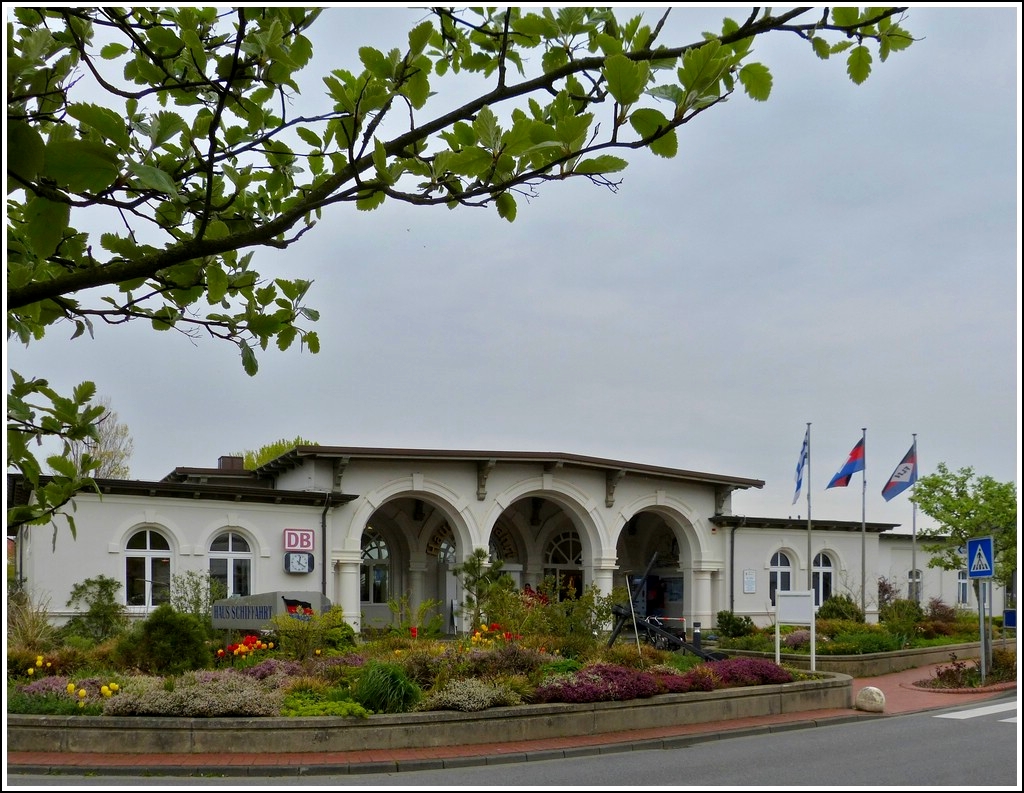 Haus Schifffahrt - ein Bahnbild?  Bei dem schnen, historischen Gebude auf der Insel Norderney handelt es sich um den einzigen Bahnhof Deutschlands ohne Gleisanschluss. Es wurde im Jahre 1896 als Gepckabfertigungshalle der kniglich preuischen Bahndirektion erbaut und ist seit der Sanierung im Jahre 1984 Haus Schifffahrt der AG. Reederei Norden-Frisia. 08.05.2012 (Jeanny)