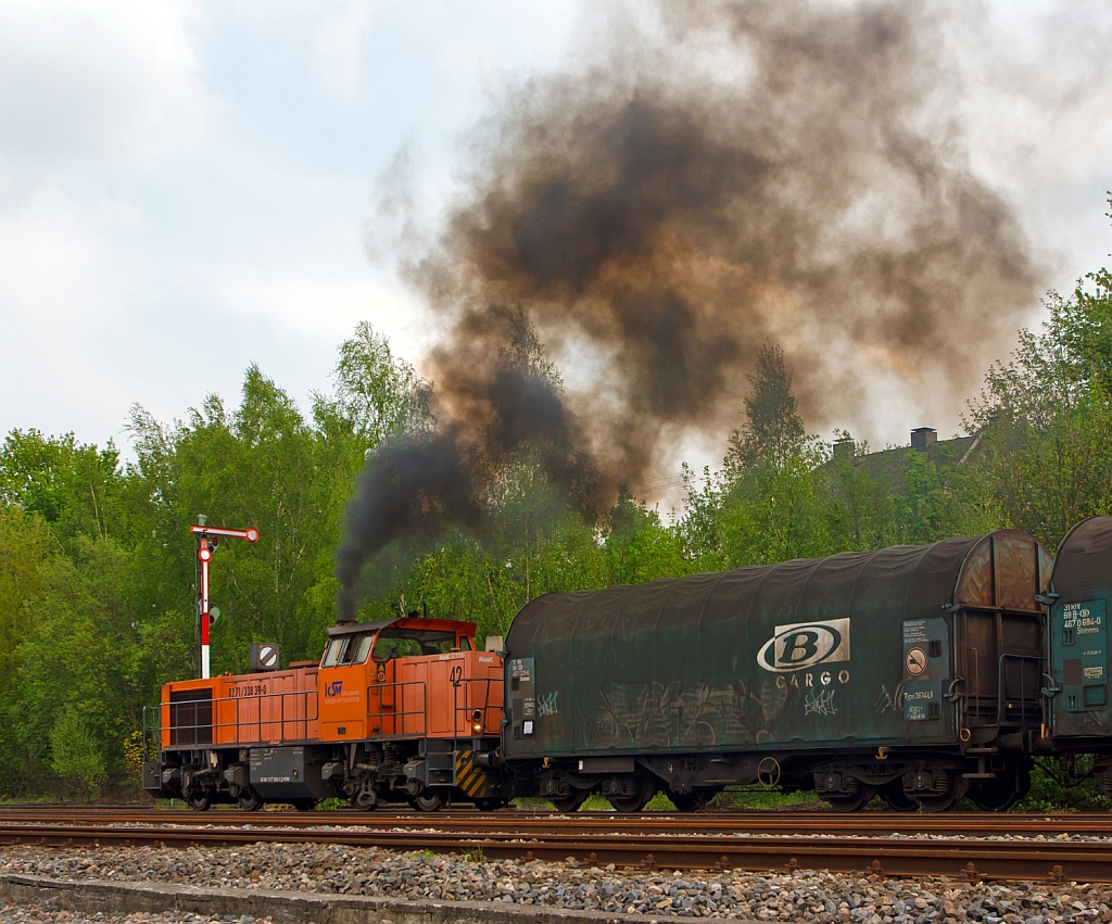 Herdorf am 08.05.2013
Nein keine Dampflok, es ist doch noch eine Diesellok...
Die Lok 42 (eine MaK 1700 BB) der KSW (Kreisbahn Siegen-Wittgenstein) zieht nun den schweren Gterzug, den die Lok 43 (Mak  G 2000) gebracht hat, vom DB Gleis 4 auf den Rangierbahnhof (Betriebseinrichtung Freien Grunder Eisenbahn) der KSW. Von dort wird sie ihn dann spter nach Neunkirchen-Salchendorf, auf dem KSW Gleis (ehem. Freien Grunder Eisenbahn), ziehen.
Die Lok 42 ist eine Vossloh G 1700 BB (F.-Nr. 1001108, Baujahr 2001)sie trgt die NVR-Nummer: 92 80 1277 902-3 D-KSW.