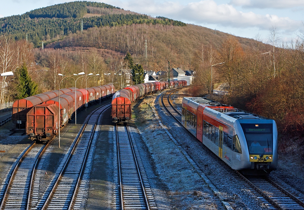 Herdorf am So. den 13.01.2013: 
Rechts auf dem DB-Gleis der KBS 462 - Hellertalbahn, fhrt ein Stadler GTW 2/6 der gleichnamentlichen Hellertalbahn als RB 96 - Hellertal-Bahn (Dillenburg-Haiger-Neunkirchen-Herdorf-Betzdorf), hier kurz vor der Brcke Wolfsweg, zum Bahnhof Herdorf ist es nicht mehr weit. 
Links der Rangierbahnhof der KSW Kreisbahn Siegen-Wittgenstein (ehem. Freien Grunder Eisenbahn AG), hier sind wieder sehr viele Schiebeplanenwagen fr Coiltransporte der Gattung Shimmns abgestellt.