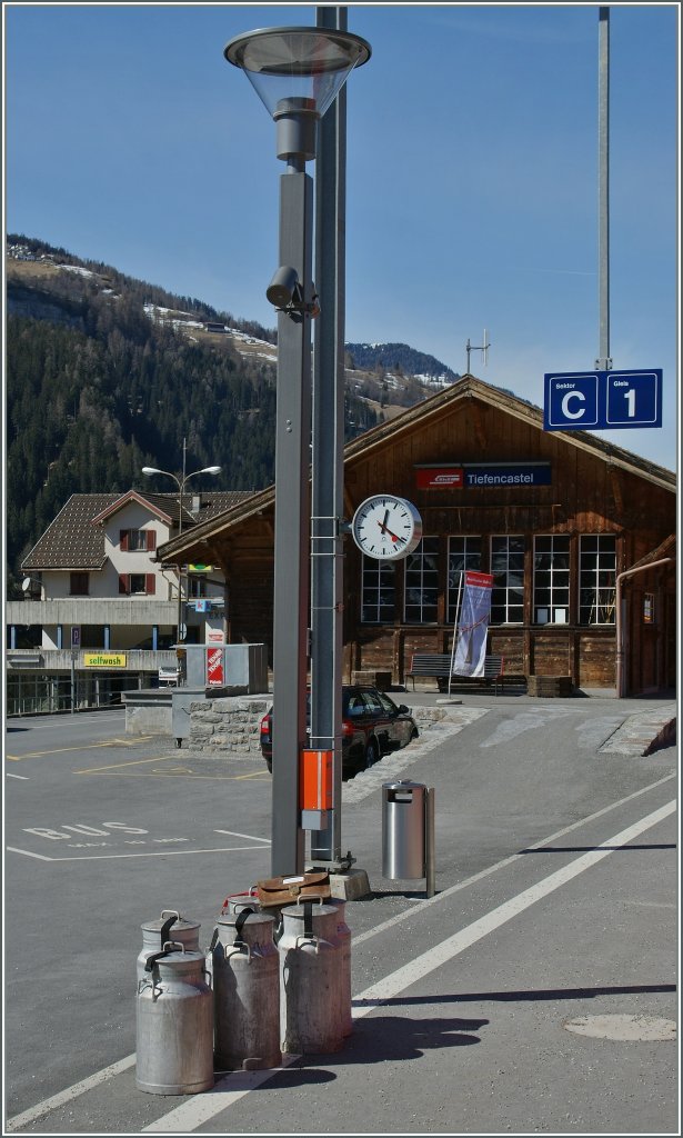Hier ist des Linsenputzers Welt noch in Ordung: ihre Milch wird per Zug abtransportiert...
Tiefancastel, den 16. M�rz 2013