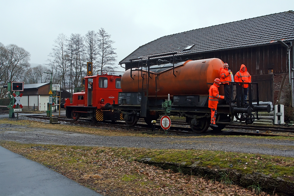 Hier kann man nur noch hin und her fahren: Die Lok 3 der IG Asdorftalbahn am 10.03.2012 in Niederfischbach beim ehem. Bahnhof (450m Gleis sind noch vorhanden). Die Lok ist eine Deutz  Typ  KS 55 B  sie wurde 1958 unter der Fabriknummer  56858  fr Steuler Industriewerke, Hhr-Grenzhausen gebaut. Der Motor vom Typ A4L 514 A hat eine Leistung von 55 PS,  die Bauart ist B-dm.