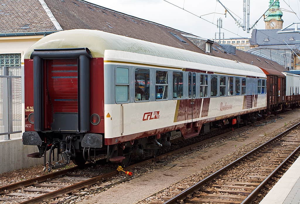 Hier noch ein Bild von mir aus anderer Blickrichtung von dem neu gestylten Rendez-vous Wagen (L-CFL BR 51 82 84-40 457-2), mm 14.06.2013 im Bahnhof von Luxemburg. Weitere ausfhrliche Informationen unter: http://hellertal.startbilder.de/name/einzelbild/number/281476/kategorie/Luxemburg~Wagen~Personenwagen.html