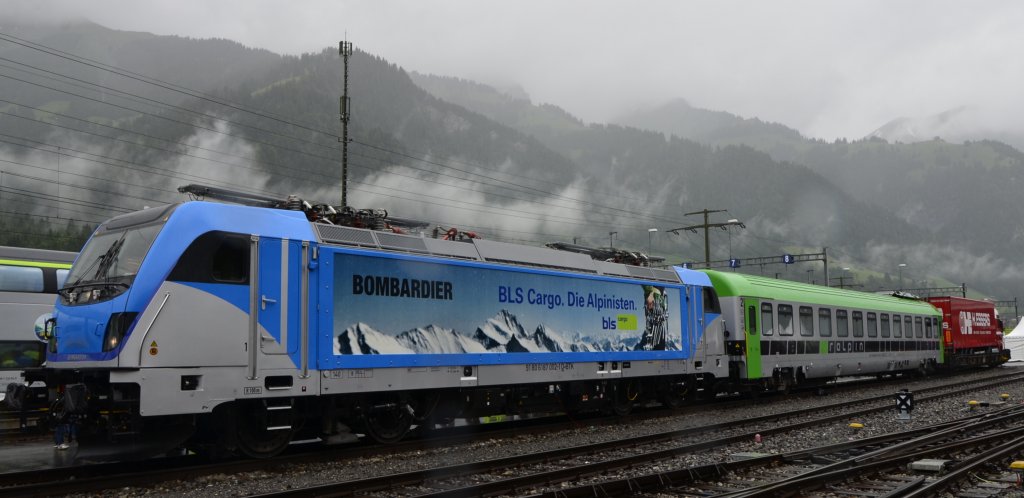 Hier noch einmal die neue BR 187 mit einem Waggon der RAlpin (Firmensitz in Olten) fr den begleiteten Rola-Verkehr. 

Mit der Beschaffung und dem Umbau von zwanzig Begleitwagen mit einem Investitionsvolumen von rund 20 Mio. CHF legte RAlpin den Grundstein fr eine deutliche Verbesserung des Angebots. Die erneuerten Fahrzeuge sind klimatisiert, verfgen ber zwei geschlossene WC-Systeme und einen grosszgigen Aufenthaltsraum. Weiter sorgen neue Drehgestelle fr einen hheren Fahrkomfort. Die Fahrzeuge werden fortlaufend in Betrieb genommen. (Frutigen, 29.06.2013)

 