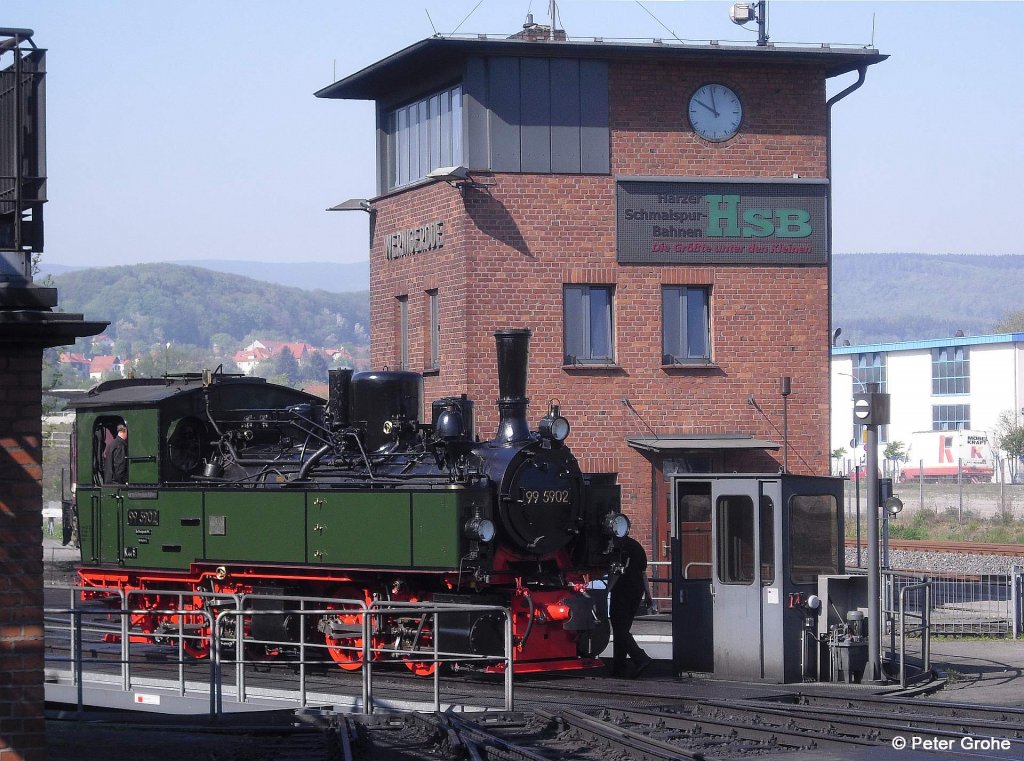 HSB 99 5902 vor dem Einsatz mit Ostersonderzug zum Brocken, Harzer Schmalspurbahnen, Harzquer- und Brockenbahn, fotografiert auf der Drehscheibe im BW Wernigerode am 24.04.2011 --> die Traditionslok der HSB wurde von der Firma Arnold Jung GmbH Jungenthal mit der Nummer 261 im Jahr 1898 gebaut  