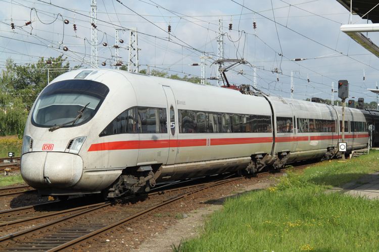 ICE 1611 von Warnemnde nach Mnchen Hbf bei der Ausfahrt im Rostocker Hbf.20.08.2011