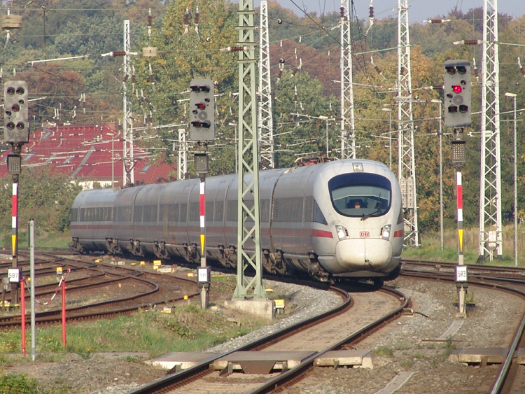 ICE 1611 von Warnemnde Richtung Mnchen Hbf bei der Einfahrt im Rostocker Hbf(09.10.10)