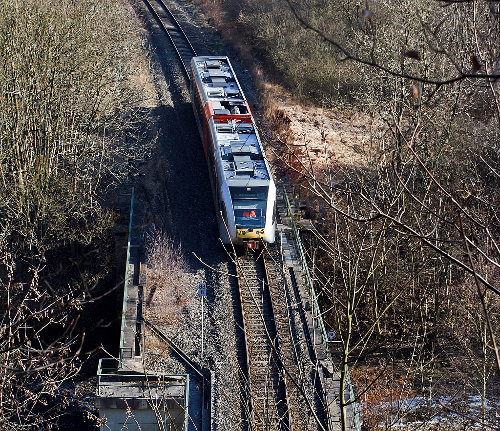 Ich befinde mich am 05.02.2012 ber dem Herdorfer Tunnel, unten auf der KBS 462 fhrt die Hellertalbahn mit einem Ihrer Stadler GTW 2/6 in Richtung Betzdorf, gleich geht es ber die Heller und die Landstrae.