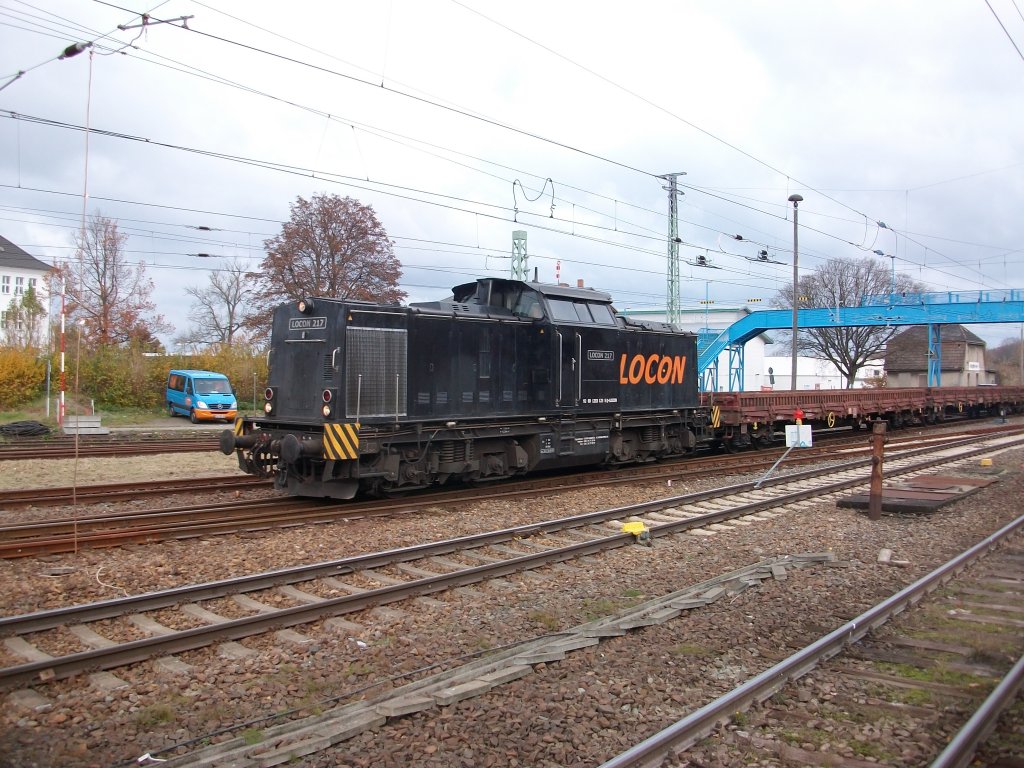 Im Bauzugdienst ist am 08.November 2010 die schwarze Locon-217 in Bergen/R�gen unterwegs.