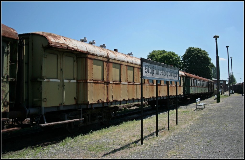 Im ehemaligen Bahnhof stehen vier Wagen, die witterungsbedingt keine Anschriften mehr tragen. M�glicher Eilzugwagen aus den 30er Jahren. Wer kann mit Informationen zur Bauart/Gattung, Einsatzgebiet und Baujahre helfen? (Dampflokfest im Traditionsbahnbetriebswerk Sta�furt, gesehen Sta�furt-Leopoldshall 05.06.2010)