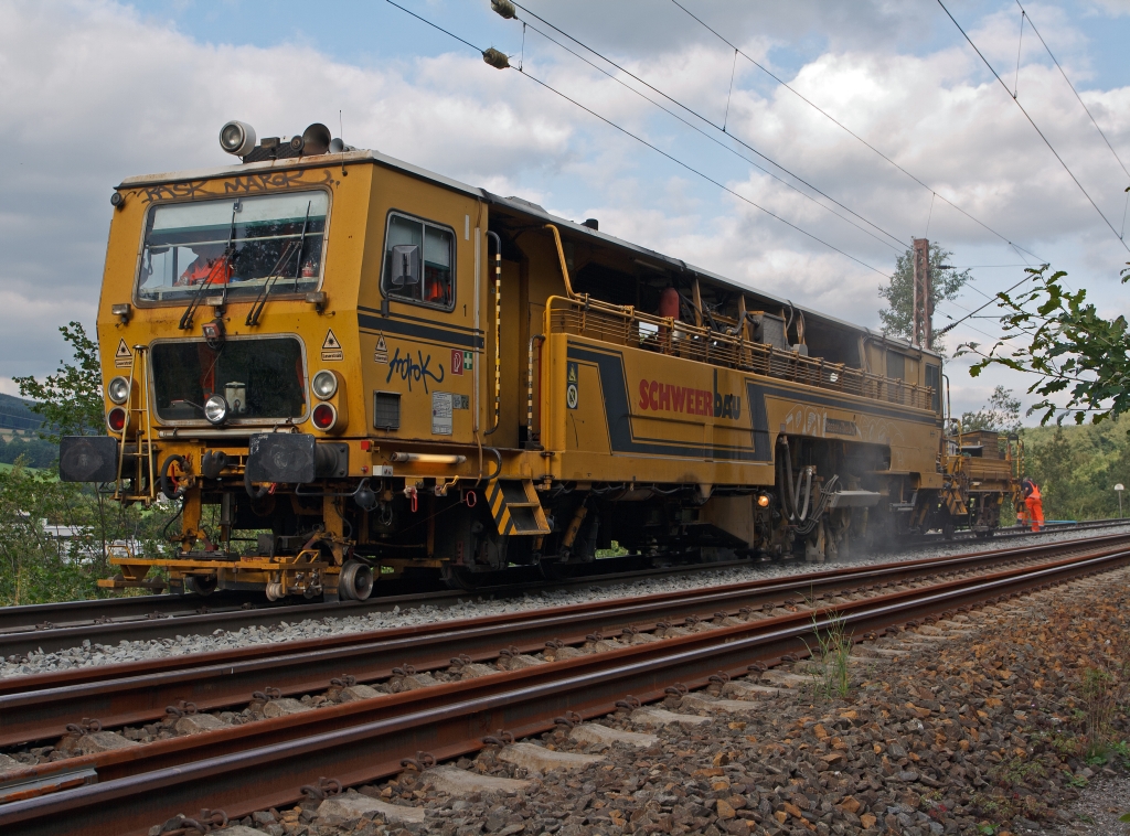 Im Einsatz an der KBS 445: Eine Plasser & Theurer Zweischwellenstopfmaschine 09-32 CSM (Schweres Nebenfahrzeug 97 40 68 533 17-9) der Fa. Schweerbau am 29.07.2011 in Wilnsdorf-Anzhausen.