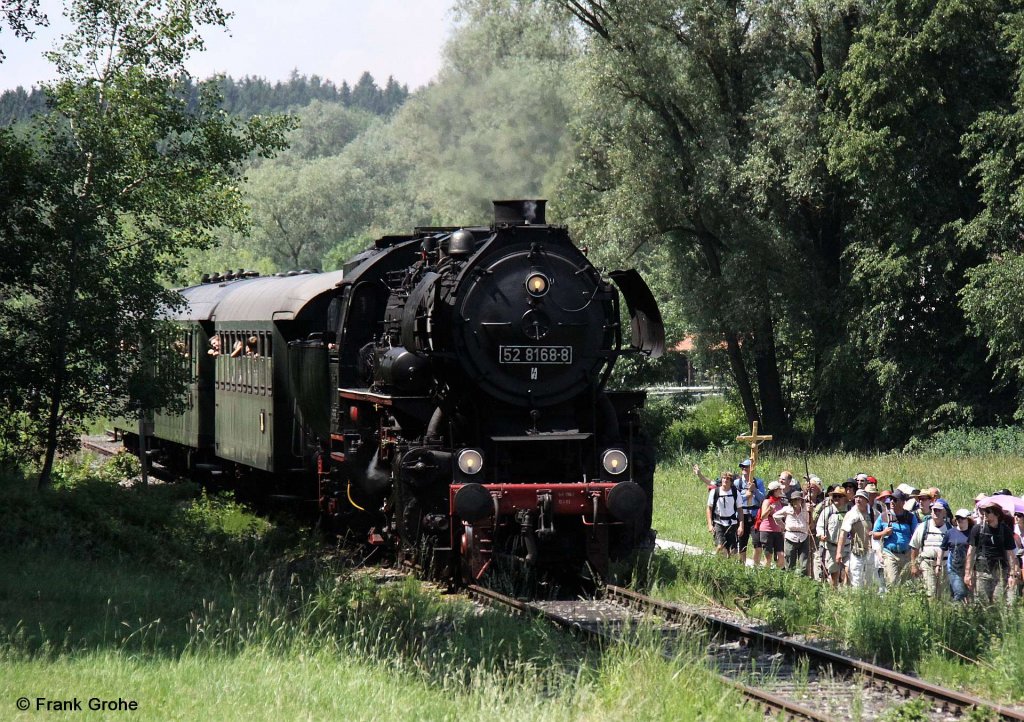 Im Juni letzten Jahres wurde der Abschnitt Landshut - Neuhausen der Strecke Landshut - Neuhausen - Rottenburg nach langjhriger Pause wieder erffnet. 
Die 52 8168-8 vom BEM Nrdlingen befuhr mehrfach die Strecke, hier mit P 3887 nach Landshut, fotografiert bei Weihmichel am 05.06.2011
--> Neben dem Zug bewegt sich gerade eine Fuwallfahrt zur Gnadenmutter von Alttting.