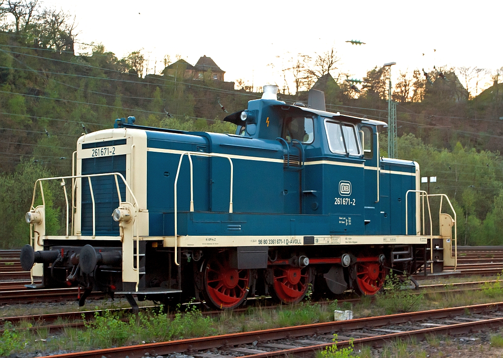 Im letztem Licht, hier im anderen Blickwinkel gegen die untergehende Sonne:
Die 261 671-2 der Aggerbahn (Andreas Voll e.K., Wiehl), ex DB V 60 671, abgestellt am 28.04.2012 in Betzdorf/Sieg. 
Die V60 wurde 1959 von MaK unter der Fabriknummer 600260 als V 60 671 gebaut, 1968 erfolgte die Umbezeichnung in 261 671-2, 1984 erfolgte schon die Ausmusterung bei der DB.
