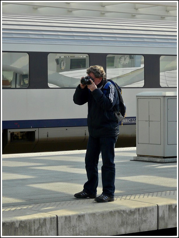 Im schnen Bahnhof Lige Guillemins scheint Stefan gengend Motive zu finden. 30.03.2009 (Jeanny)