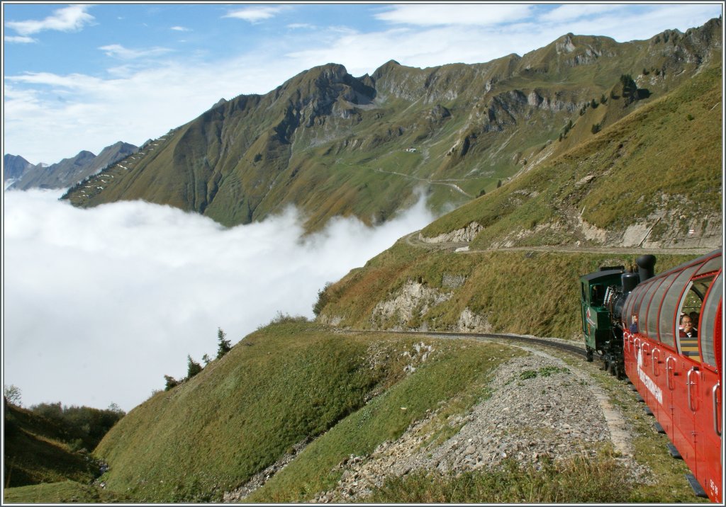 Immer wieder faszinierend: Die Bahn im Gebirge.
BRB auf Talfahrt am 30. Sept. 2012 