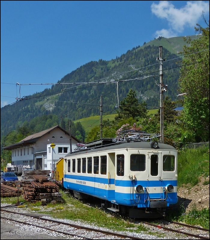 In Chteau d'Oex war am 25.05.2012 der MOB Be 4/4 1003 abgestellt und konnte aus dem fahrenden Goldenpass Classic fotografiert werden. (Hans)