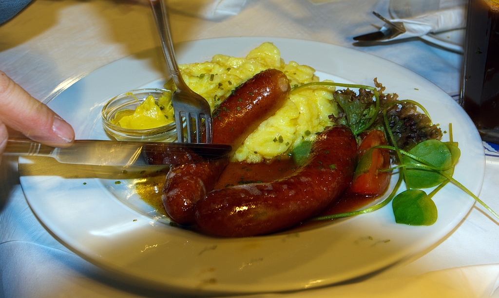 In der Hafenhalle in Kontanz am 08.12.2012 - Ein Paar Bauernbratwrste mit hausgemachtem Kartoffelsalat.