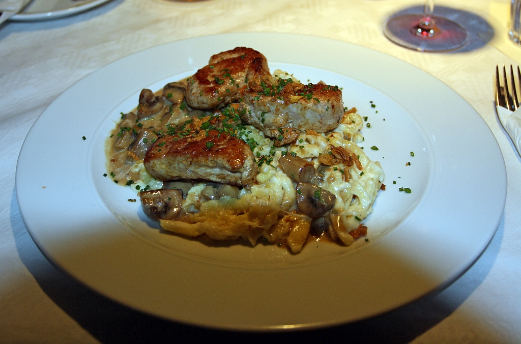 In der Hafenhalle in Kontanz am 08.12.2012 - Hafenhallenteller - Schweinefiletmedaillons auf Kssptzle mit Champignons in Kruterrahm mit Rstzwiebeln.