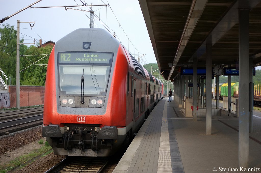 In Rathenow verl�sst gerade der RE2 (RE 37415) nach K�nigs Wusterhausen den Bahnhof. 28.04.2011