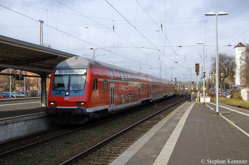 In Verden (Aller) fhrt gerade die RB (RB 28629) aus Bremen-Vegesack in den Bahnhof ein und geschoben hatte die 111 085-7. Ab dem 11.12.2011 wird diese Strecke von der NordWestBahn befahren und nicht mehr von der DB-Regio. 06.12.2011